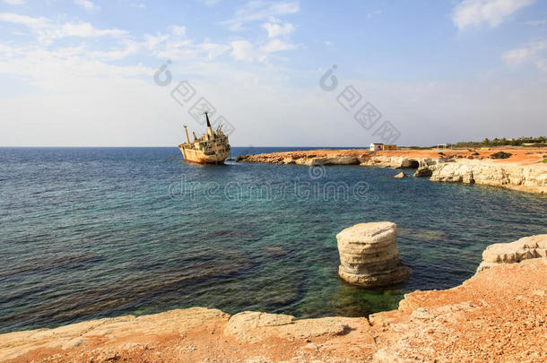海景画:小船埃德罗num.罗马数字3失事在近处指已提到的人多岩石的岸在指已提到的人