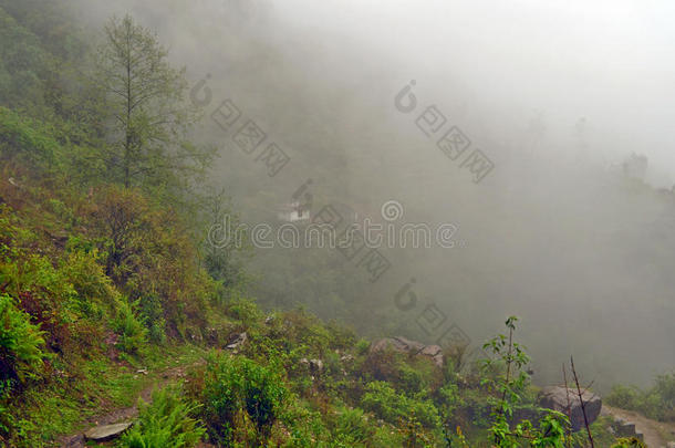 小的庙向小山采用雾在近处农业,安纳布尔那山C向servatio