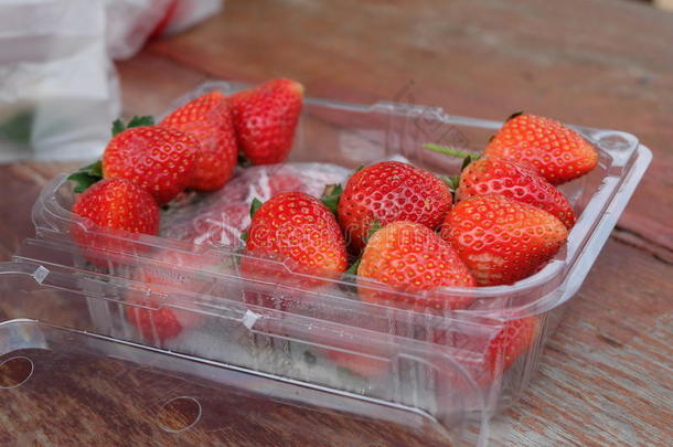 一塑料制品盒关于草莓