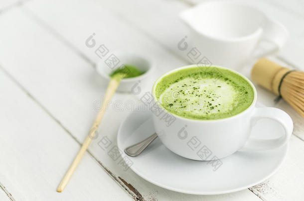 绿色的茶水日本抹茶拿铁咖啡杯子和共空间.