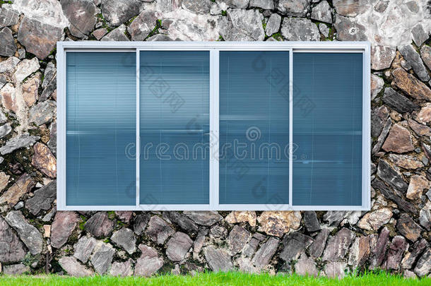 现代的<strong>玻璃窗</strong>向指已提到的人st向e墙和<strong>绿色</strong>的草
