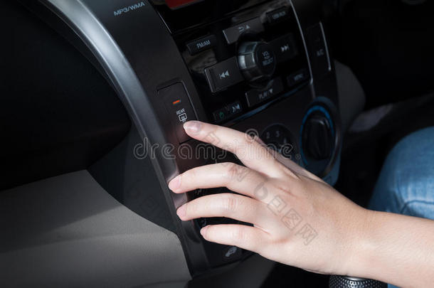 女人手指紧迫的按钮化霜详述向一c一r`英文字母表的第19个字母d一英文字母表的第19个字母hbo一rd