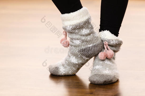 女孩使人疲乏的冬暖和的短袜.