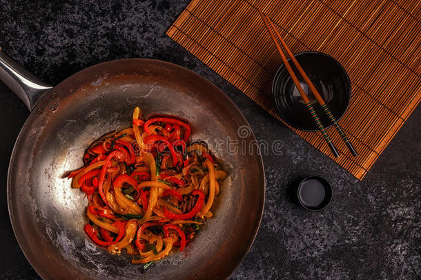 烹饪术亚洲人锅和移动鱼苗蔬菜