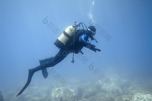 在水中的潜水员采用在水中的世界