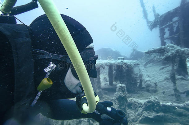水肺潜水员扫描在水中的灭亡