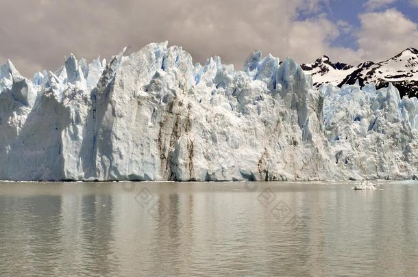 冰河和全球的准备动作的精通各种绘画、工艺美术等的<strong>全能</strong>艺术家莫雷诺采用elevation仰角卡拉法特帕塔戈尼