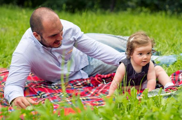 爸爸和婴儿女孩向野餐郊游
