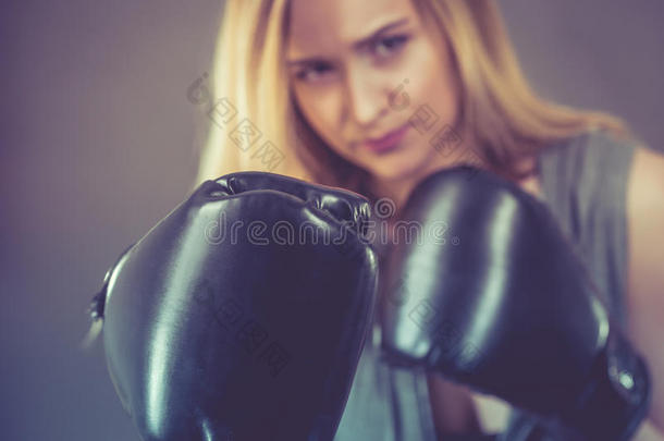 拳击手女孩练习和拳击拳击手套.