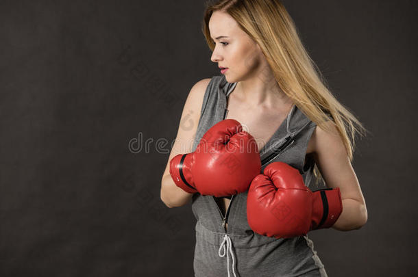 美丽的女人和<strong>红色</strong>的<strong>拳击拳击</strong>手套