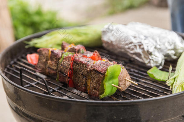 牛肉和蔬菜烤肉串向烧烤