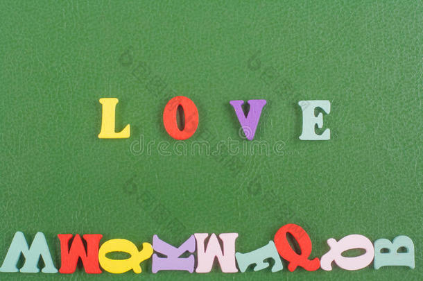爱单词向绿色的背景镇静的从富有色彩的字母表t字母表字母表