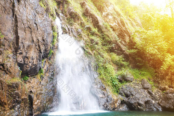 依克拉定瀑布采用Thongphaphom国家的公园,北碧