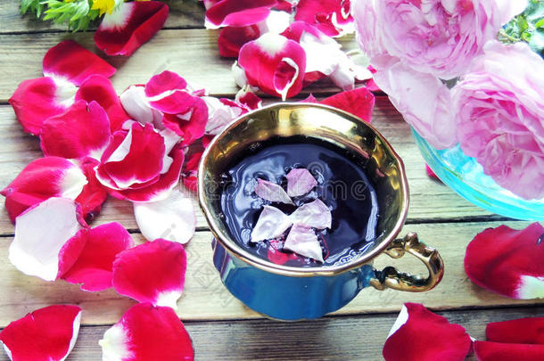 茶水和玫瑰花瓣