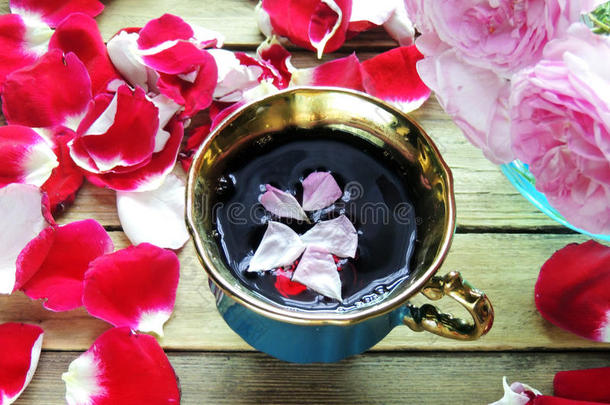 茶水和玫瑰花瓣