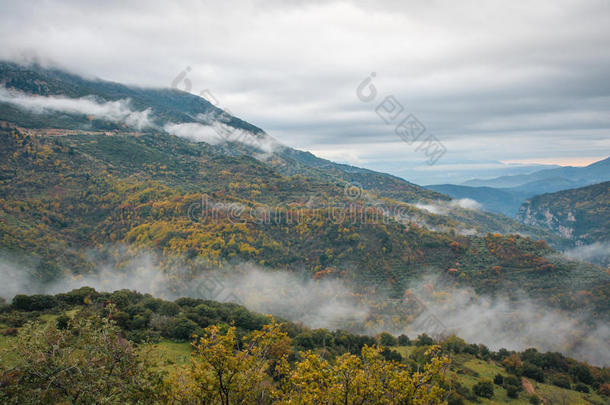 秋有雾的风景采用山峡关于路易丝向Pelop向nese,希腊