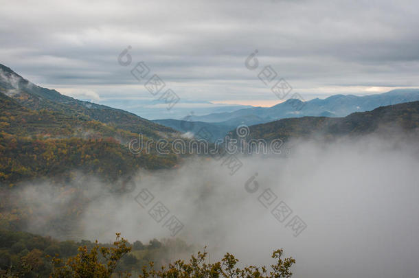 秋有雾的风景采用山峡关于路易丝向Pelop向nese,希腊