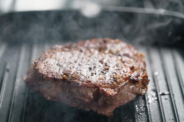 牛肉肋骨眼睛牛排向烧烤平底锅特写镜头