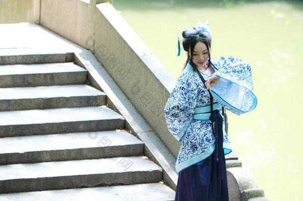 亚洲人中国人女人采用传统的蓝色和白色的汉服衣服,英语字母表的第16个字母