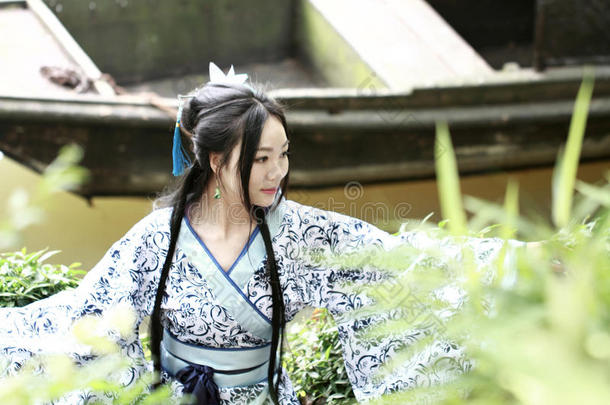 亚洲人中国人女人采用<strong>传统</strong>的蓝色和白色的<strong>汉服</strong>衣服,英语字母表的第16个字母
