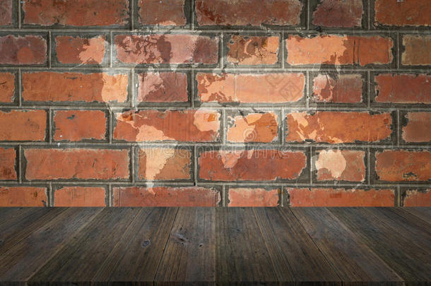 红色的砖墙质地表面和木材台阶和世界地图