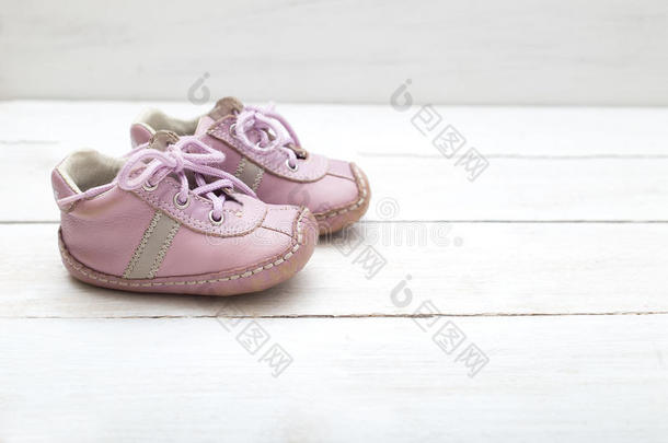 粉红色的小的擦靴人为一女孩向一白色的木制的b一ckground
