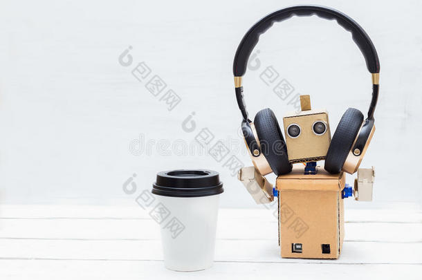 机器人和手收听的向音乐采用金色的耳机和datareductioninterpreter数据简化解释程序