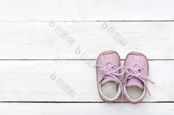 粉红色的小的鞋子向一白色的木制的b一ckground