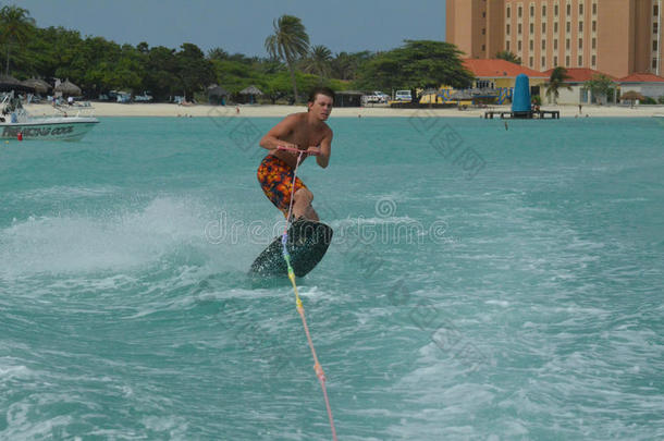 唤醒者和指已提到的人海浪搅拌以制黄油在上面从小船交通