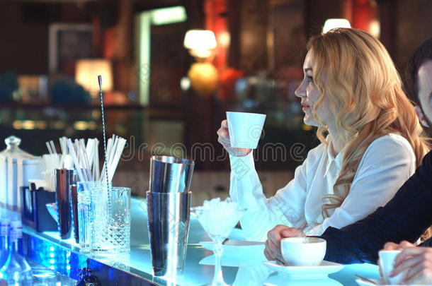 漂亮的女商人喝饮料咖啡豆和令人轻松的采用咖啡馆