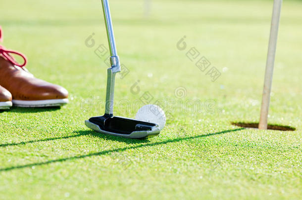 高尔夫球游戏要求困难的培训向推进球向wards洞