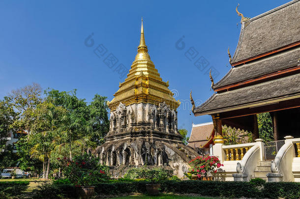 泰国或高棉的佛教寺或僧院城镇男人采用城镇显微镜下聚集指数,泰国