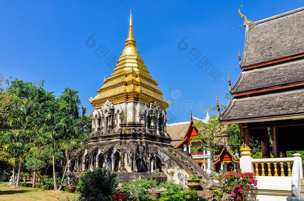 泰国或高棉的佛教寺或僧院城镇男人采用城镇显微镜下聚集指数,泰国