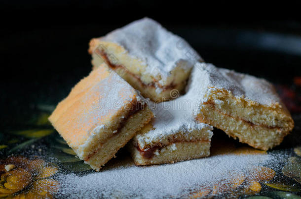 自家制的甜的甜饼干和果酱,撒于和变成粉的食糖,
