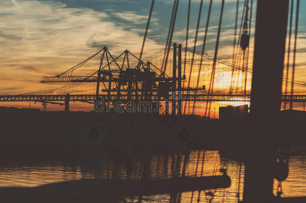 港口采用里斯本和粗绳桥向日落