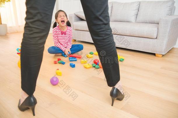 小的小孩女孩悲哀的极糟糕的