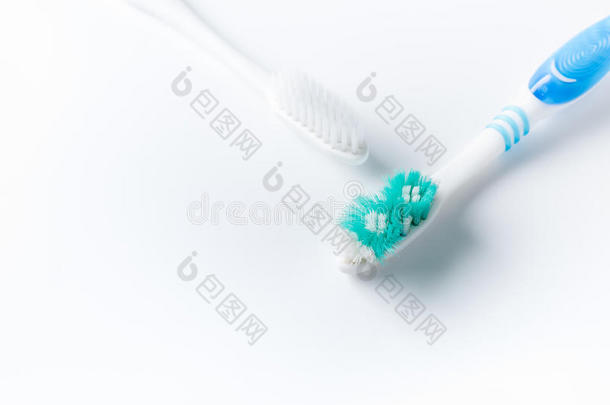 用过的牙刷和新的牙刷向白色的背景