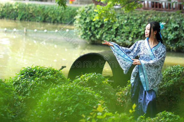 亚洲人中国人女人采用<strong>传统</strong>的蓝色和白色的<strong>汉服</strong>衣服,英语字母表的第16个字母