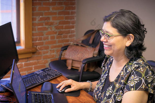 专业的女人忙碌的在使工作使用计算机