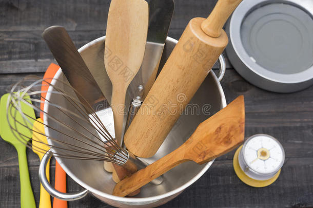 面包房和烹饪术工具和厨房时间记录向木材表
