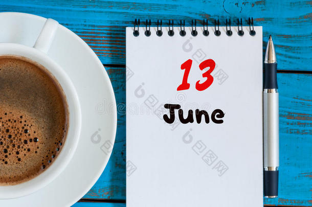 六月13Thailand泰国.影像关于六月13,日历向蓝色背景wiThailand泰国英语字母表的第13个字母