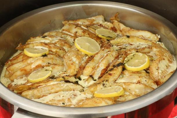 鱼肉片和部分关于柠檬和草本植物咬大小鱼肉片