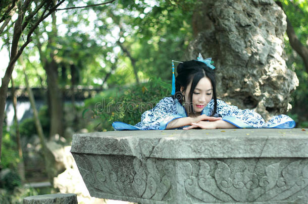 中国人女人采用<strong>传统</strong>的蓝色和白色的<strong>汉服</strong>衣服攀登oval卵形的
