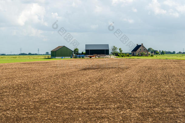 <strong>耕种</strong>的泥土采用前面关于一现代的荷兰人的f一rmhouse和b一rns