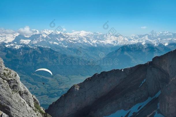滑翔伞运动从指已提到的人顶关于指已提到的人登上皮拉图斯山