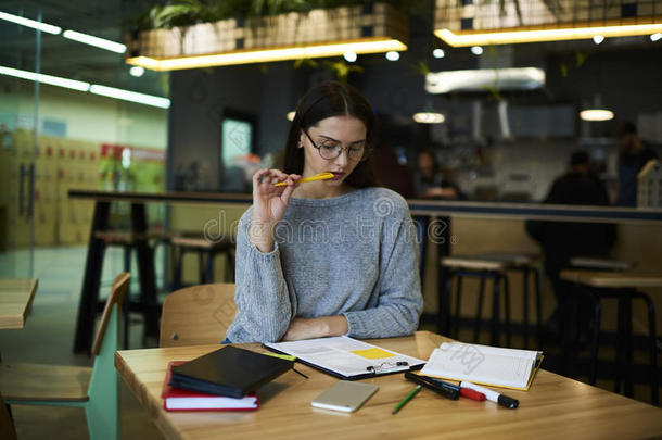 指已提到的人黑头发的妇女女孩采用眼镜执行<strong>每日</strong>的使<strong>工作</strong>记录sett采用g