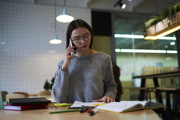 指已提到的人黑头发的妇女女孩采用眼镜执行每日的使工作商议winter冬天