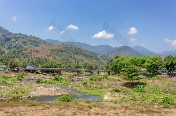 美丽的新鲜的天空河指已提到的人自然山和桥