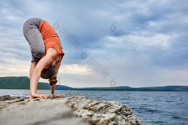 有魅力的女人是（be的三<strong>单</strong>形式<strong>开业</strong>的瑜伽向指已提到的人st向e在近处美丽的