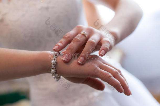 <strong>订婚戒指</strong>在指已提到的人手关于指已提到的人新婚夫妇